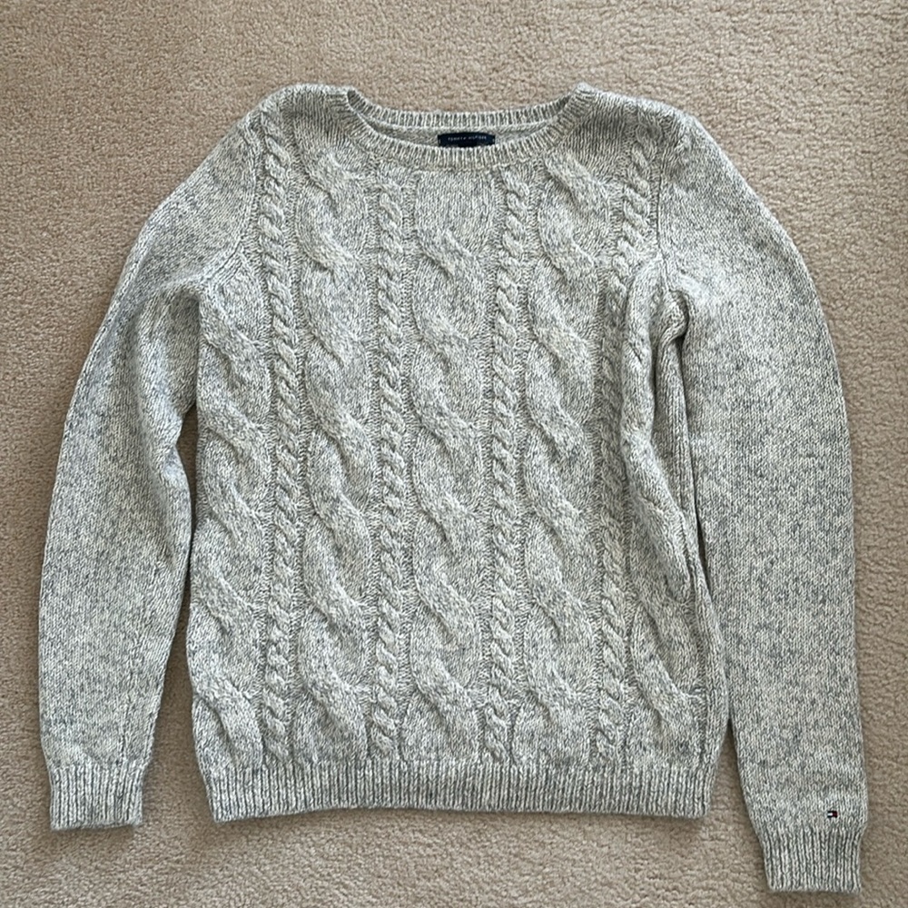Women’s Tommy Hilfiger chunky knit cable sweater. Medium.